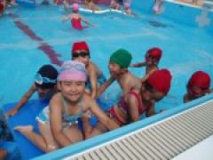 昭和小学校のプールでの水遊び