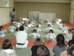 豆柔道家たち(年長・そら組)に熱い視線が… 参観ありがとうございました