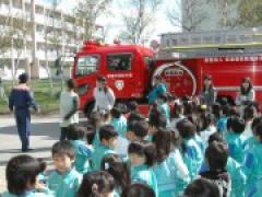 避難訓練実施 ~消防車と記念写真も~