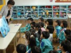 絵本の読み聞かせ会 ~ボランティアの方々のご厚意による~