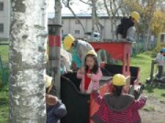 給食後の自由遊びは園庭で