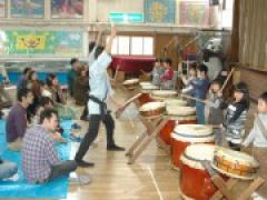 和太鼓を力一杯叩けたよ ~お父さんの会主催「和太鼓演奏会」 21日実施~