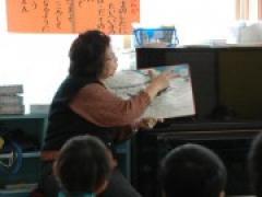 2学期最後の「絵本のおばさん」が終了 ~絵本読み語りボランティアの方々による~