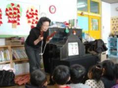 絵本大好き ~ボランティアの方による本の読み聞かせ~