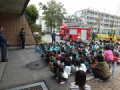 避難訓練実施 ~消防車と記念写真も~