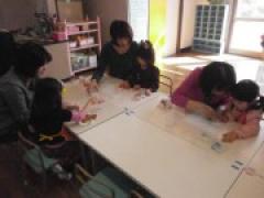 粉のクレヨンを使って製作をしました!