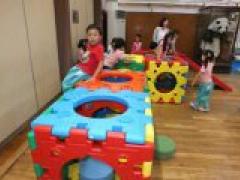 新しい遊具がお遊戯室に