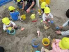 園庭の砂場で遊んだよ🐤